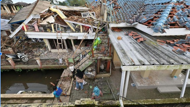 Kondisi Cianjur usai terjadi gempa bumi / Adek Berry/AFP/Getty Images